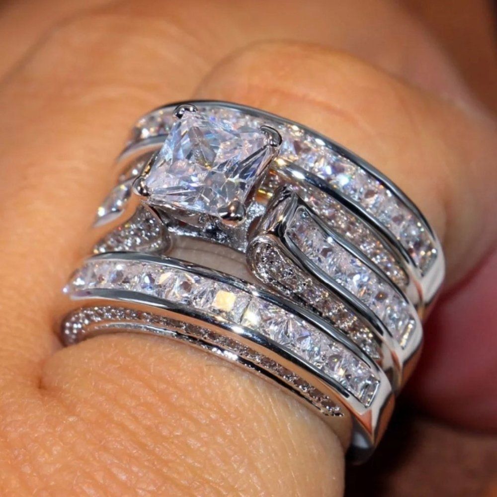 PRINCESS CUT WEDDING RING - Picture 3 of 4